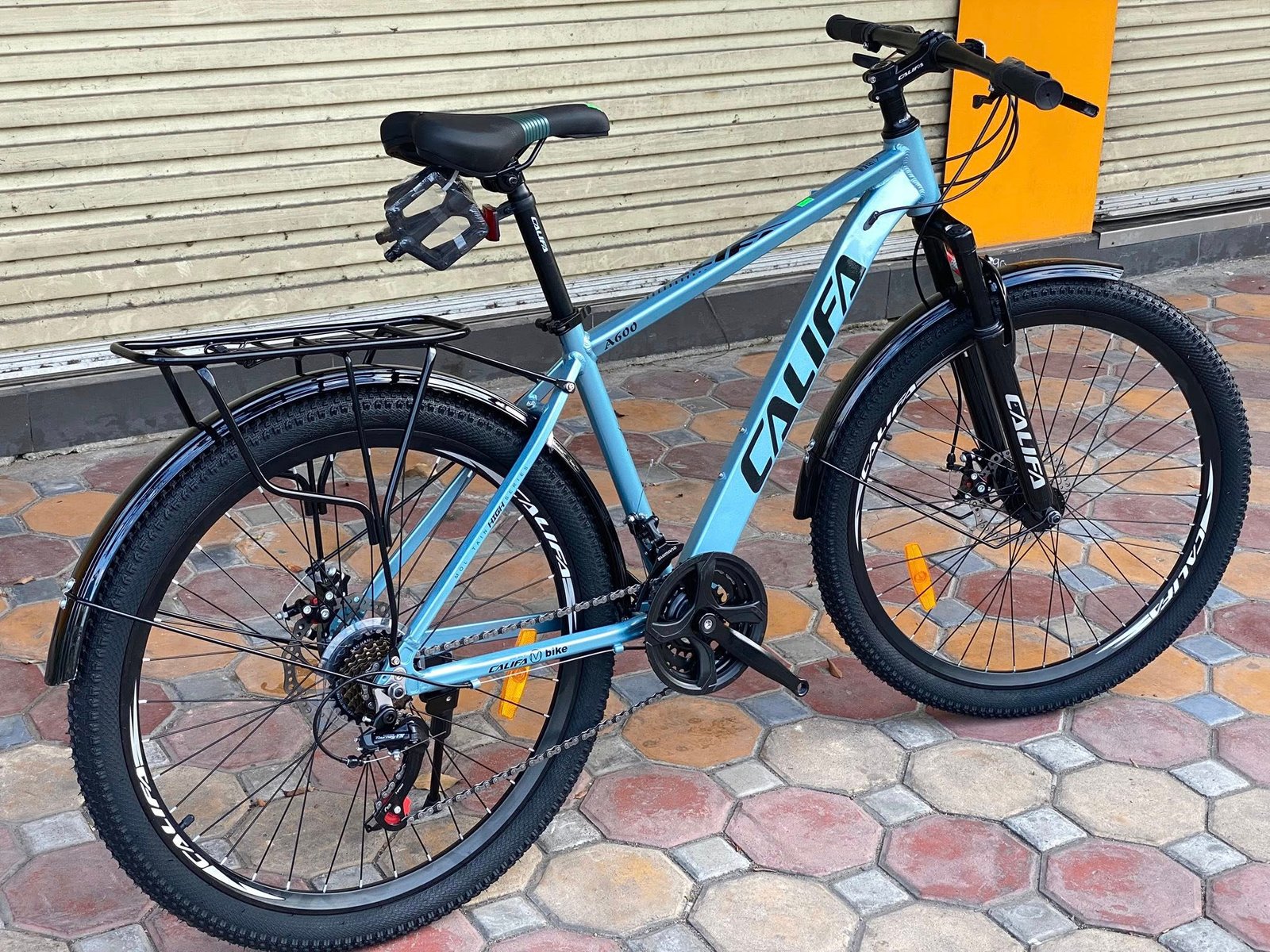 Califa A600 – góc nghiêng phía sau, baga và dè chắn bùn