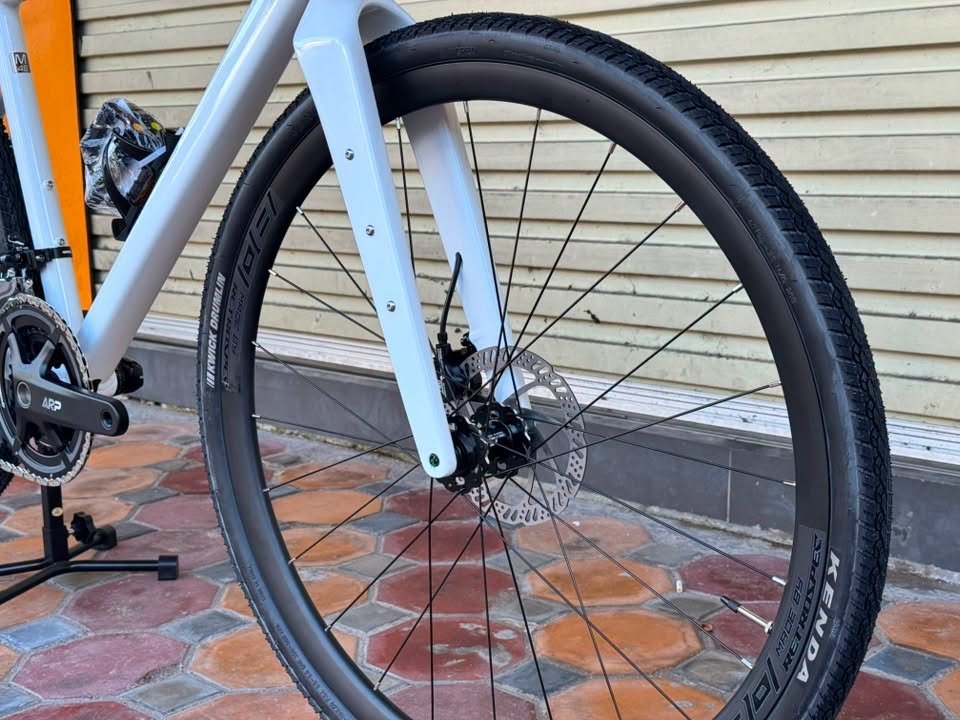 Phuộc carbon và vành nhôm cao 4cm, lốp 700x40C