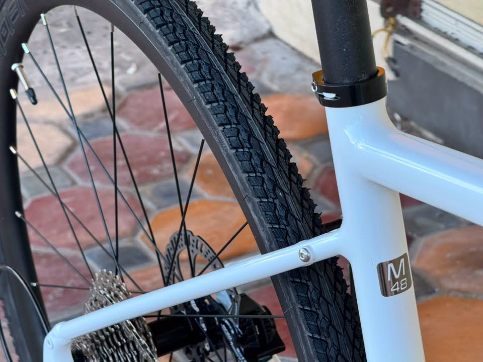 Lốp gravel 700x40C, tem size M48 trên khung